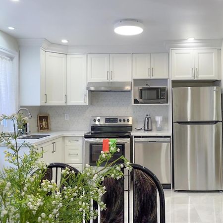 Newly-Renovated 3Br House, 12 Minutes To Airport Apartment Toronto Ngoại thất bức ảnh