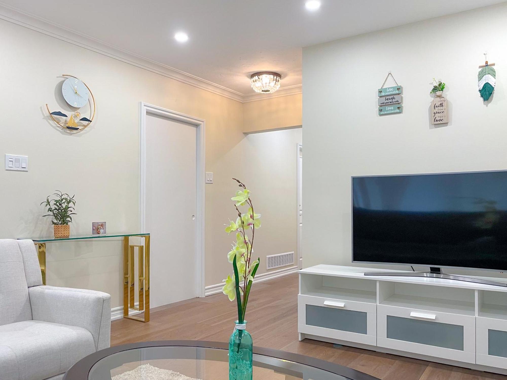 Newly-Renovated 3Br House, 12 Minutes To Airport Apartment Toronto Ngoại thất bức ảnh