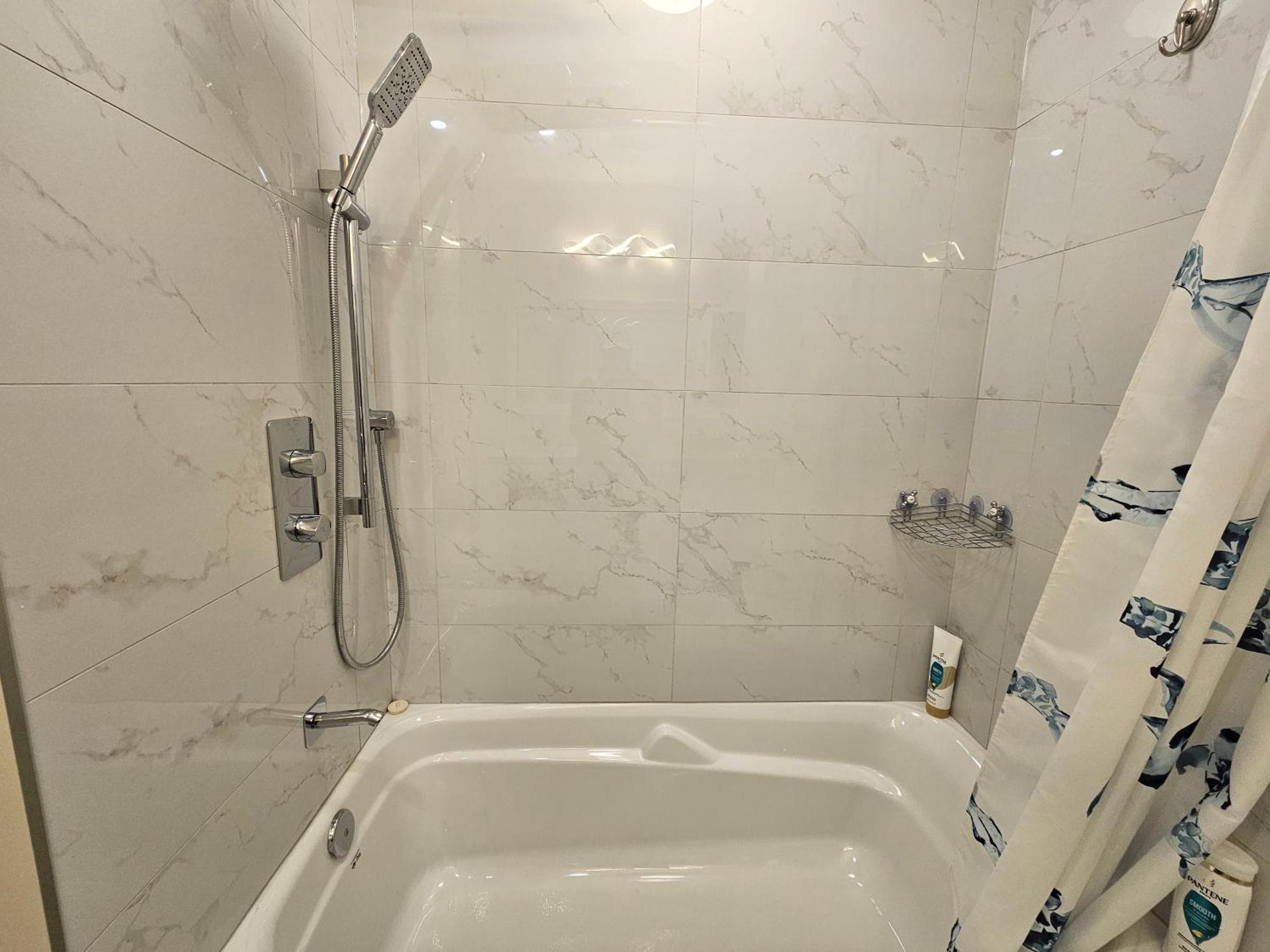 Newly-Renovated 3Br House, 12 Minutes To Airport Apartment Toronto Ngoại thất bức ảnh