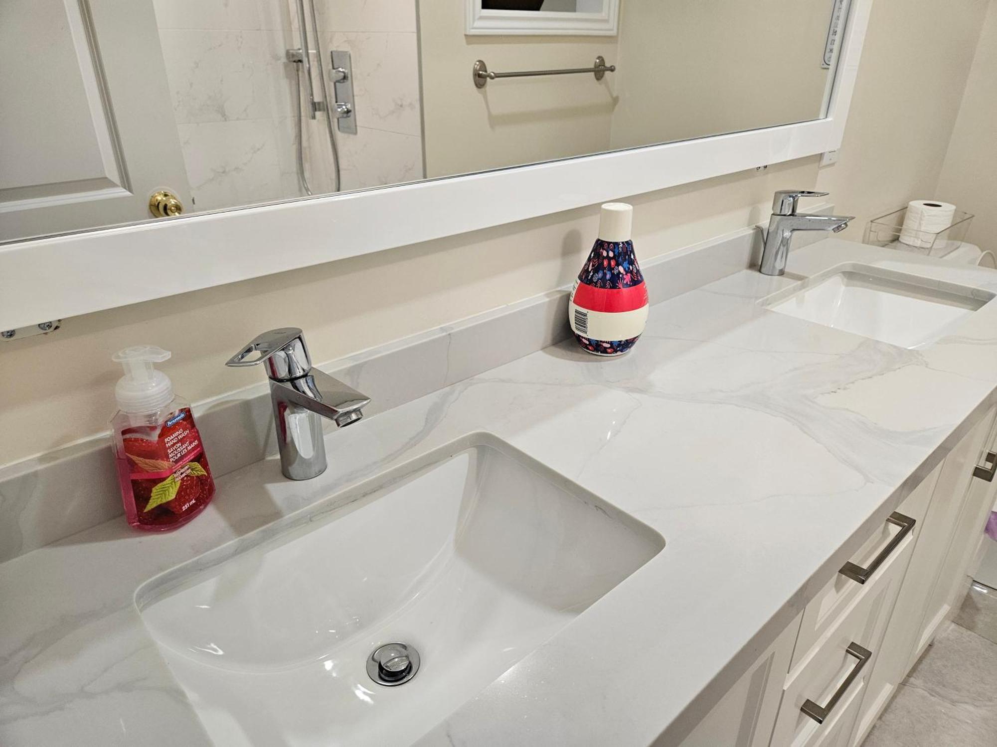 Newly-Renovated 3Br House, 12 Minutes To Airport Apartment Toronto Ngoại thất bức ảnh