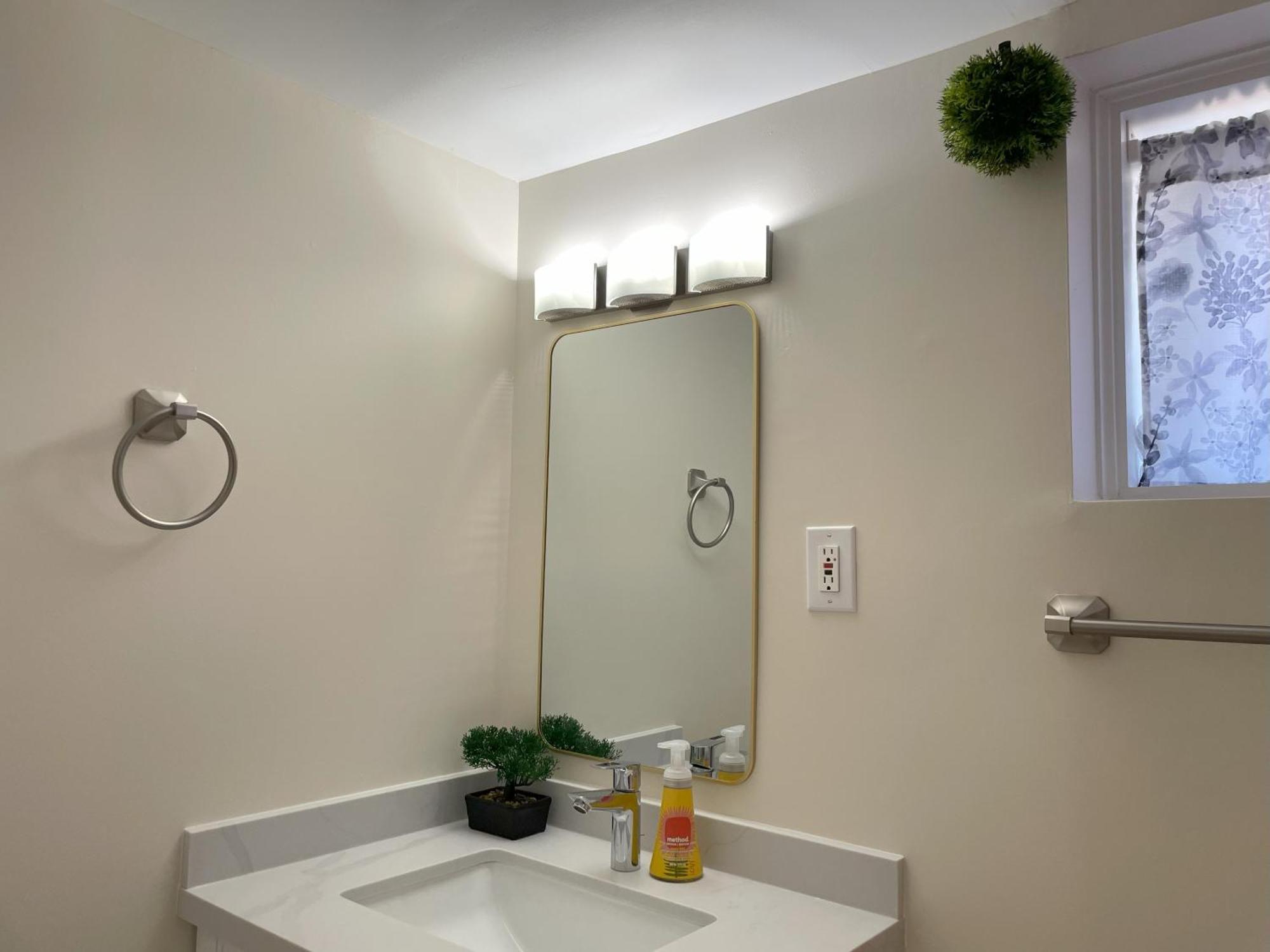 Newly-Renovated 3Br House, 12 Minutes To Airport Apartment Toronto Ngoại thất bức ảnh