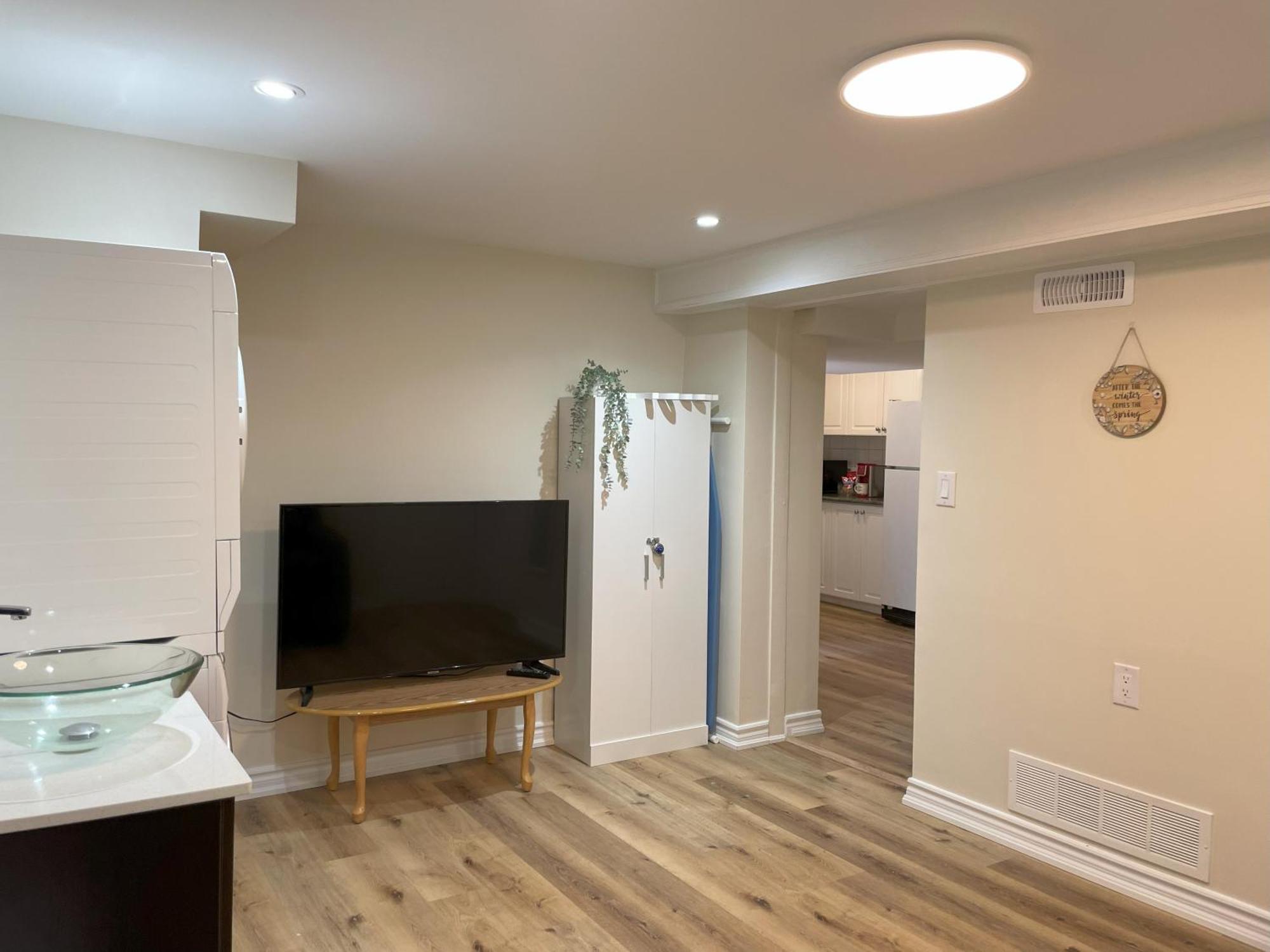 Newly-Renovated 3Br House, 12 Minutes To Airport Apartment Toronto Ngoại thất bức ảnh