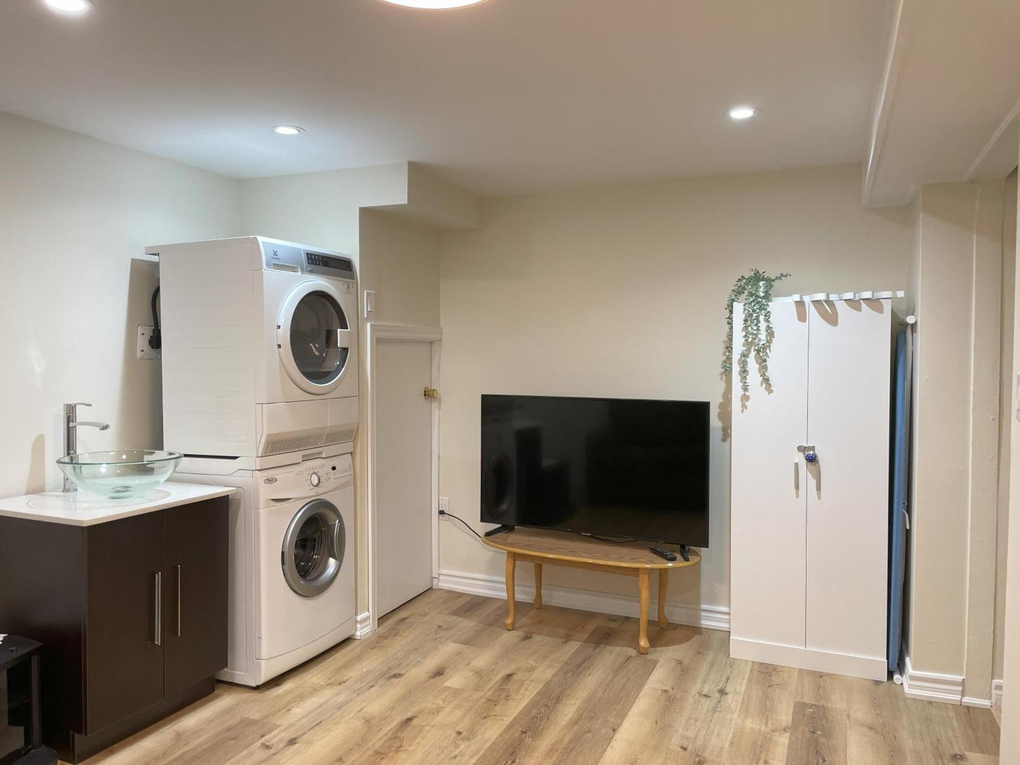 Newly-Renovated 3Br House, 12 Minutes To Airport Apartment Toronto Ngoại thất bức ảnh